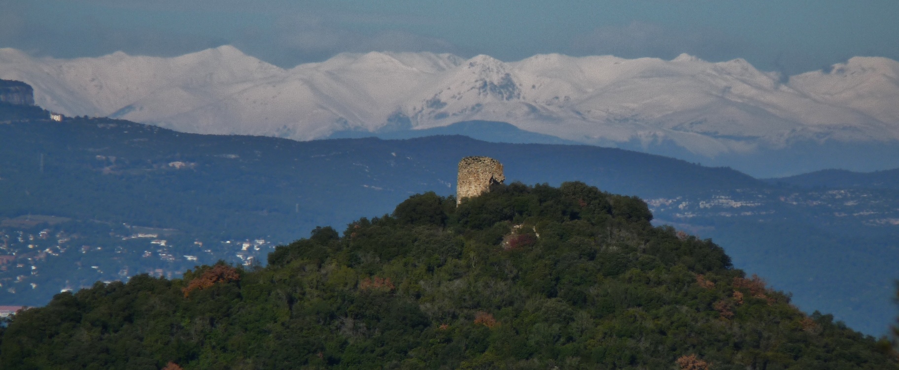 Castell amb Pirineus al fons